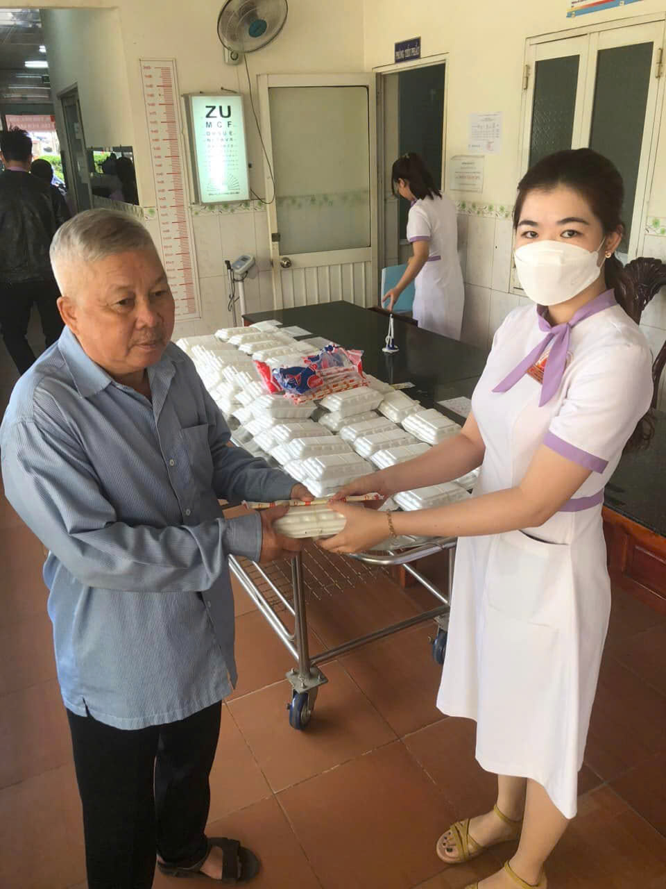 Hình ảnh Phát cơm từ thiện